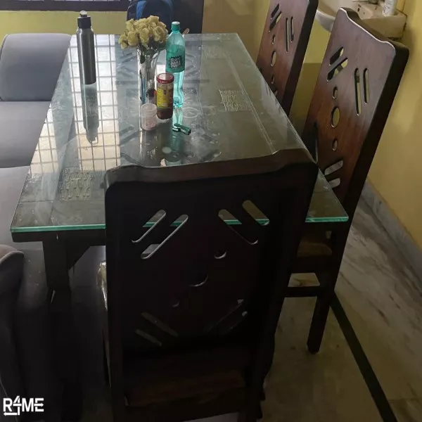 Dining table with 4 chairs on rent