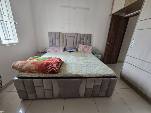 King size bed with storage on rent