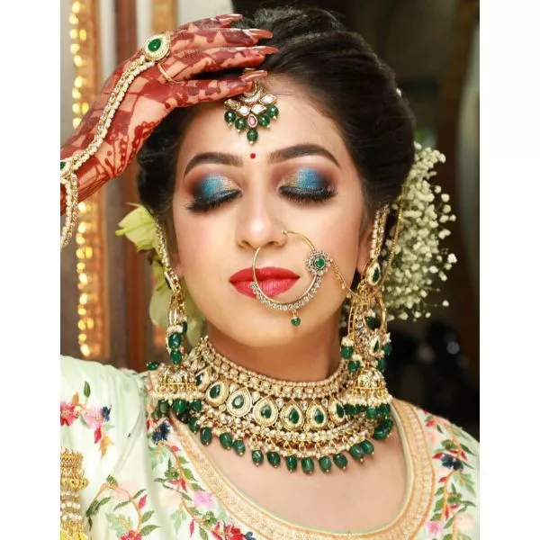 Green & Golden Choker Set on rent