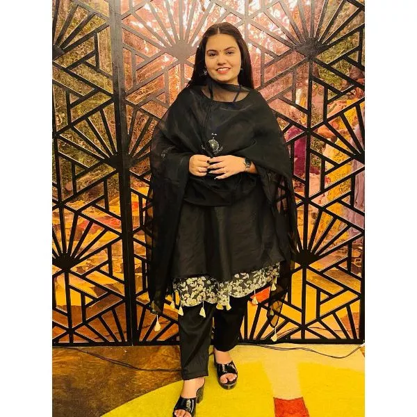  "Exquisite Pakistani Elegance: Rent our Gorgeous Black Dress for Unforgettable Moments" on rent