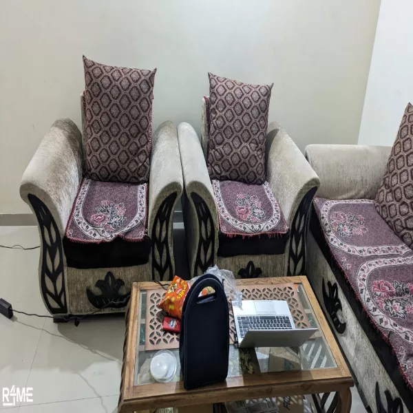 5 Seater Sofa with 5 Cushions on rent