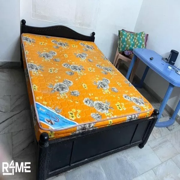 Double Wooden Cot (Queen Size) on rent