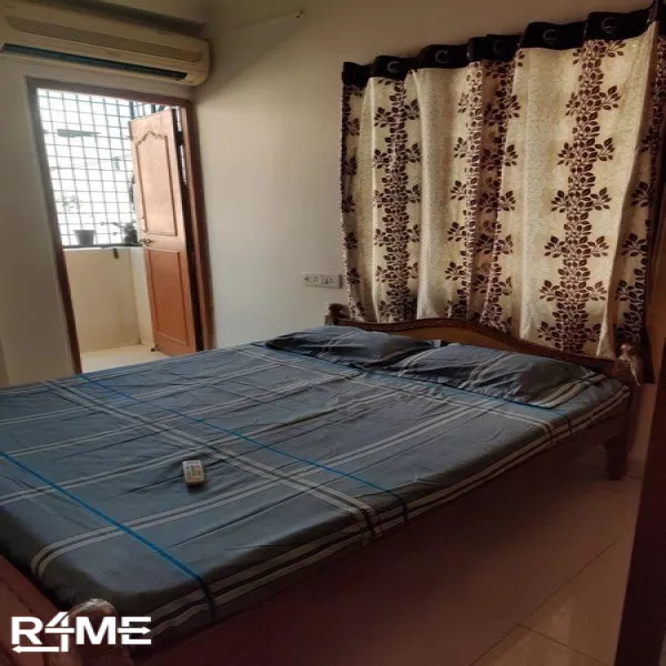 Double Wooden Cot (Queen Size) on rent