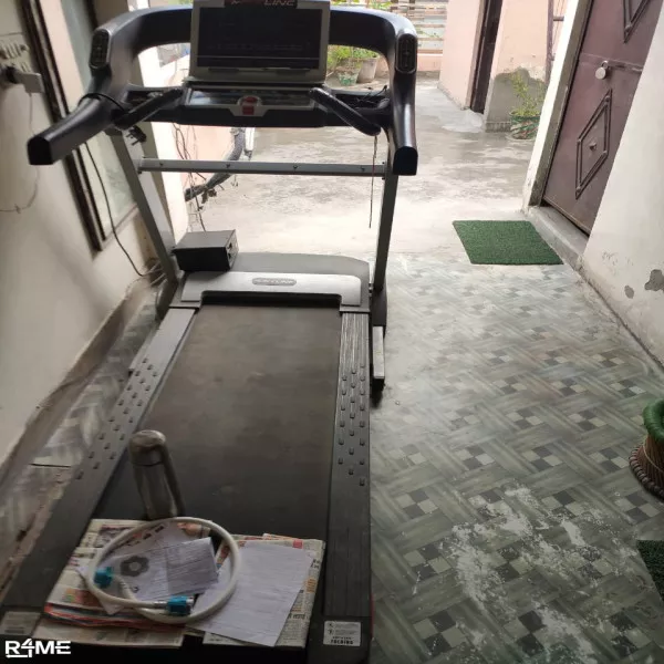 Fully electronic treadmill on rent