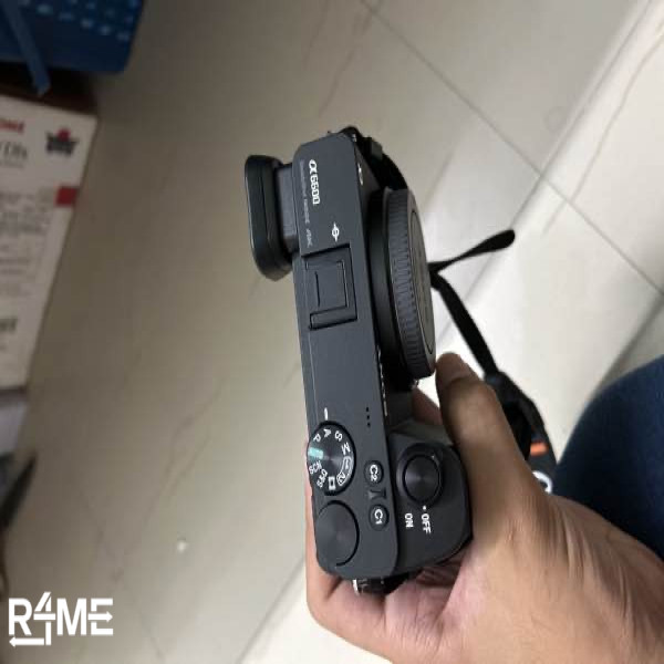 Sony Alpha 6600M with 18-135 mm lense on rent