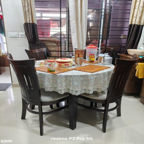 4 sitter dining table on rent