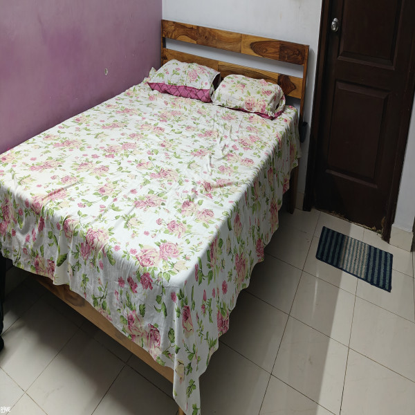 Wakefit Queen bed along with mattress on rent