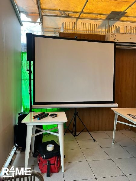 projector and screen on rent