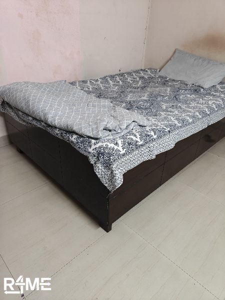 Single bed with box 4*6 on rent