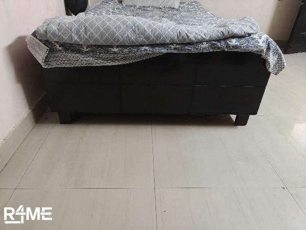 Single bed with box 4*6 on rent