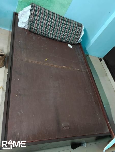 Single bed with box 4*6 on rent