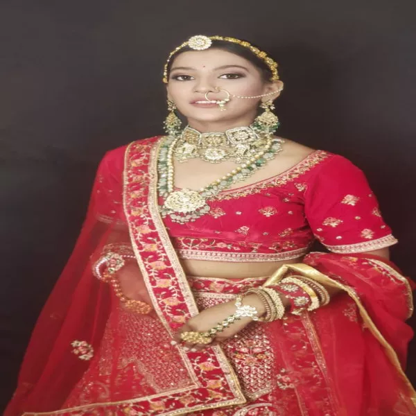 Green, white and gold jewellery set on rent