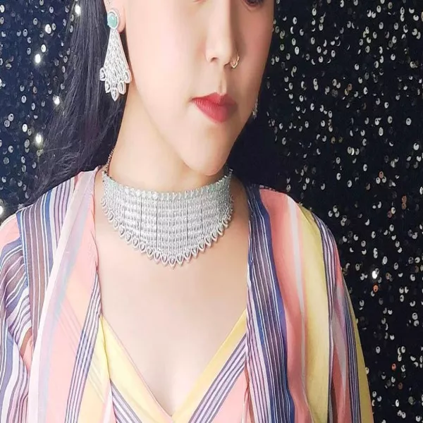 Silver tone diamond style set on rent