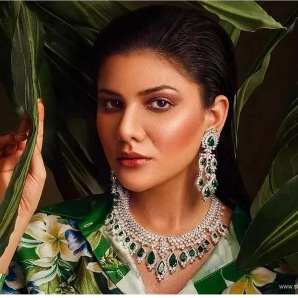 Green and Silver diamond style set on rent